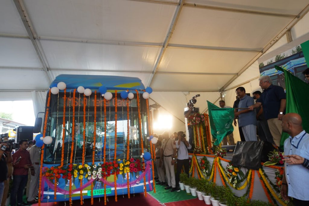 kgahlot's tweet photo. बधाई दिल्लीवासियों!
डीटीसी @dtchq_delhi के बेड़े में 97 और नई इलेक्ट्रिक बसें शामिल हो गईं!
मुख्यमंत्री श्री @ArvindKejriwal ने आज इन बसों को हरी झंडी दिखा कर दिल्ली की जनता को समर्पित किया। हम इसी प्रकार दिल्ली की सार्वजनिक परिवहन सुविधाओं को मज़बूत करते रहेंगे। https://t.co/2W2mIau0M9