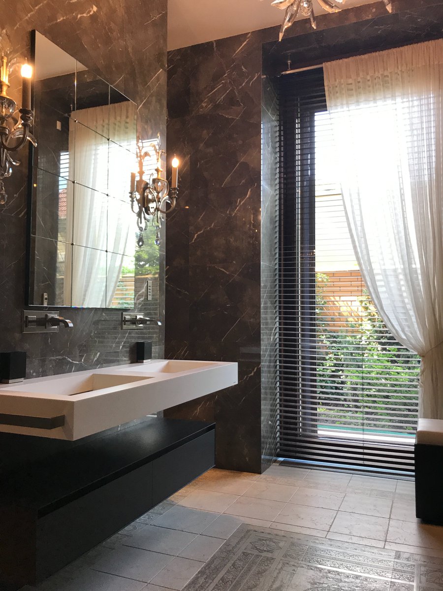 MedusaStoneLtd's tweet photo. B A T H R O O M - I N S P I R A T I O N 🖤
#stonevanity #splashback #marblebathroom #bespokevanity #usenaturalstone #modernbathroom #homedesign #stoneunit #bathroom https://t.co/YZQFz9kaEH