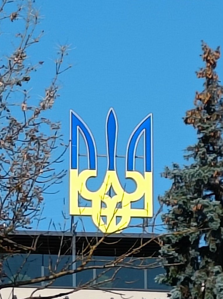 OEEIClichy's tweet photo. 24 aout, jour de l'indépendance de l'Ukraine 🇺🇦. 2 membres de l'OEEI sont à Ivano-F pour acheminer tous les dons clichois (encore et toujours merci). Soutien à L'Ukraine depuis le début de la guerre. Gloire à l'Ukraine! https://t.co/OdUbhbfR9B
