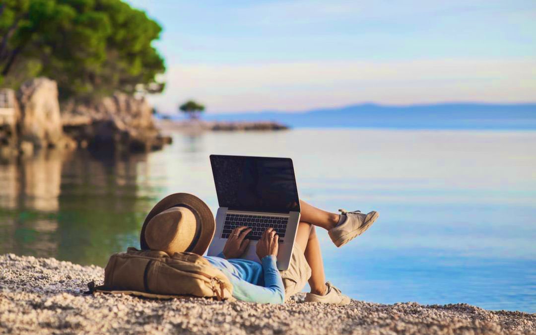 Vous êtes en #vacances sur la #plage ou sur un #bateau ⛵️ L’équipe <a href="/AxemeConseil/">Axeme</a> reste disponible pour échanger avec vous en #visio oú que vous soyez ! 

#recrutement #medtech