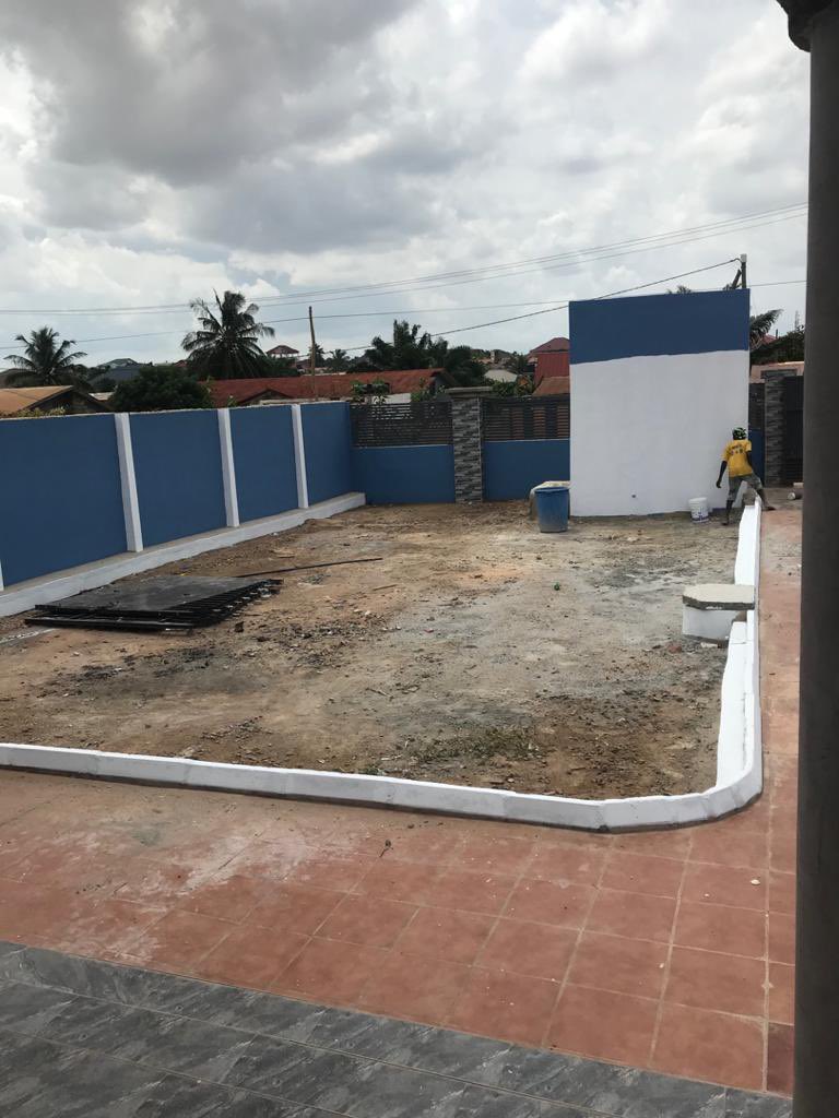 iamrjay12's tweet photo. The use of artificial grass carpet (Astroturf) has become a trend in Ghana and home builder have also proven that these carpets can also be used to give our homes a beautiful and modern touch. A walk through kelslodge Theorose Elikplim Dzineku@kwadwo Jonas Anson Boateng https://t.co/TppsP8MOOZ