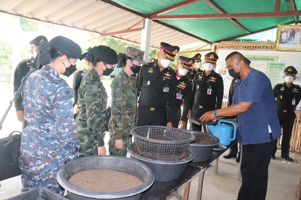 ascom2army2's tweet image. “รอง เสธ.ทหาร และ ผอ.ศปร. ตรวจเยี่ยมโครงการอันเนื่องมาจากพระราชดำริฯ ในพื้นที่ ทภ.2” ณ ศูนย์การเรียนรู้ปรัชญาเศรษฐกิจพอเพียงฯ ภาค ตอ./น. ค่ายสุรนารี อ.เมือง จ.นครราชสีมา
#กองบัญชาการช่วยรบที่2
#กองทัพภาคที่2