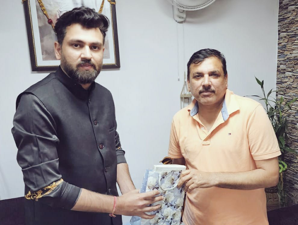 nyvaanofficial's tweet photo. Had the fortune of meeting with Hon'ble Member of Parliament and people's leader Sh. @SanjayAzadSln ji. Impressed with the great work he's doing from cleaning rivers to uplifting the under privileged. He's a visionary and an inspiration. Recieved his blessings. https://t.co/BSs3y1xLck