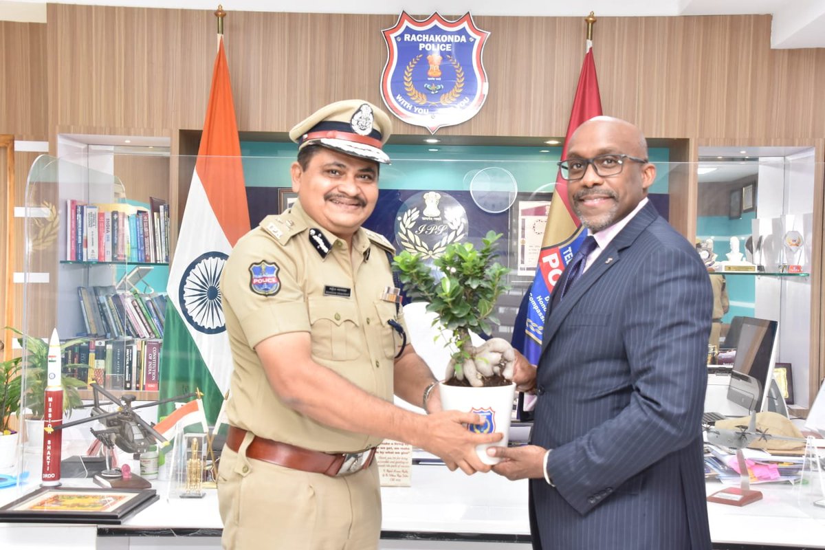 MalkajgiriCop's tweet photo. Acting #Consul_General of #US Consulate in #Hyderabad Mr. Yvon Guillaume, Public affairs officer of US consulate Mr. David W Mayor and Mr. Salil Kader of Public affairs section called on to #CP_Rachakonda Sri. #Mahesh_Bhagwat_IPS., on 24th August 2022 as a courtesy. https://t.co/KMwA39bTUG