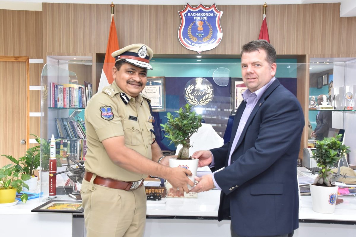 MalkajgiriCop's tweet photo. Acting #Consul_General of #US Consulate in #Hyderabad Mr. Yvon Guillaume, Public affairs officer of US consulate Mr. David W Mayor and Mr. Salil Kader of Public affairs section called on to #CP_Rachakonda Sri. #Mahesh_Bhagwat_IPS., on 24th August 2022 as a courtesy. https://t.co/KMwA39bTUG