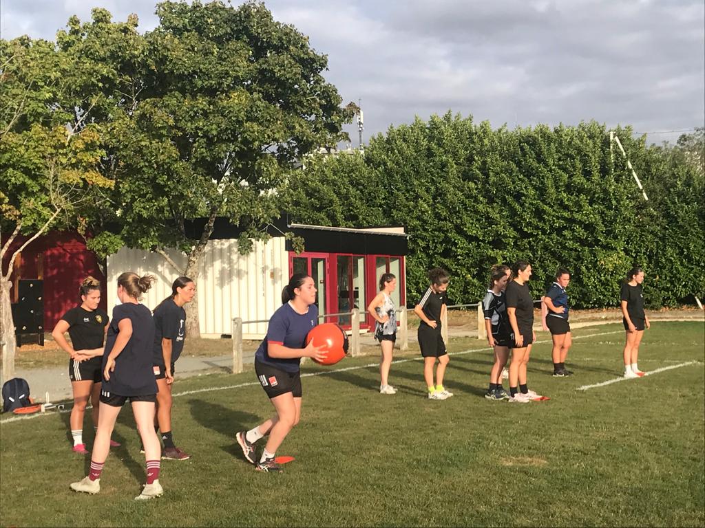 NiortRugbyClub's tweet photo. 👉 Les Espinettes ont repris l'entraînement, hier soir à Espinassou !
🔴⚪ Ateliers de préparation physique, renforcement musculaire, une (re)mise en jambes en douceur pour appréhender la saison 2022-2023 dans les meilleures conditions !

#alleznrc #Niort #rugby #niortrugbyclub https://t.co/RqY2Q2Asgz