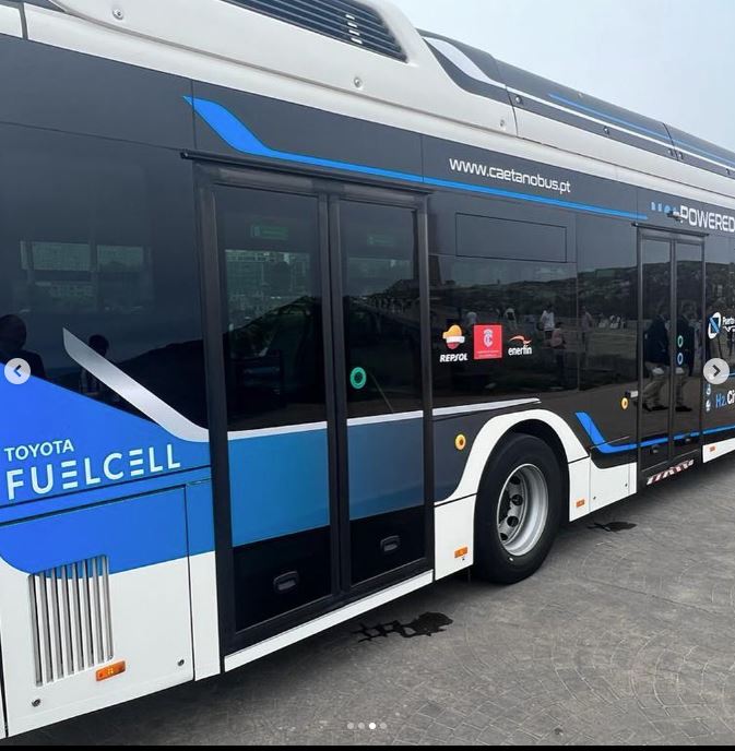cnh2_es's tweet photo. 🚎Presentación del primer autobús de Hidrógeno en Coruña con participación del @cnh2_spain, Centro Nacional del Hidrógeno, y su Director Emilio Nieto Gallego.

#H2 #Hydrogen
#Fuelcell
@EDCoruna @ConcelloCoruna @lavozdegalicia @laopinioncoruna @TVGalicia @ELPAISGalicia @Xunta https://t.co/uDwby1lbsZ