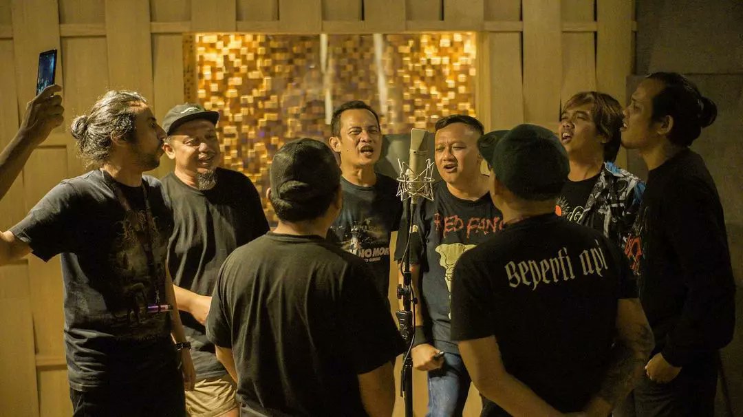 SUPERGLAD (@superglad_band) on Twitter photo Halo heroes,
proses recording single "melangkah" sudah berjalan dan energi nya mengalir deras, semoga diberikan kelancaran, terimakasih atas dukungan kalian semua, Hey Hero Lets Go!
.
Superglad Supported by
@bendandbreakofficial
@bendandbreak_guitar
.
📷 <a href="/aanshutter/">ArdhianWisnuPratama</a> Halo heroes,
proses recording single "melangkah" sudah berjalan dan energi nya mengalir deras, semoga diberikan kelancaran, terimakasih atas dukungan kalian semua, Hey Hero Lets Go!
.
Superglad Supported by
@bendandbreakofficial
@bendandbreak_guitar
.
📷 <a href="/aanshutter/">ArdhianWisnuPratama</a>
