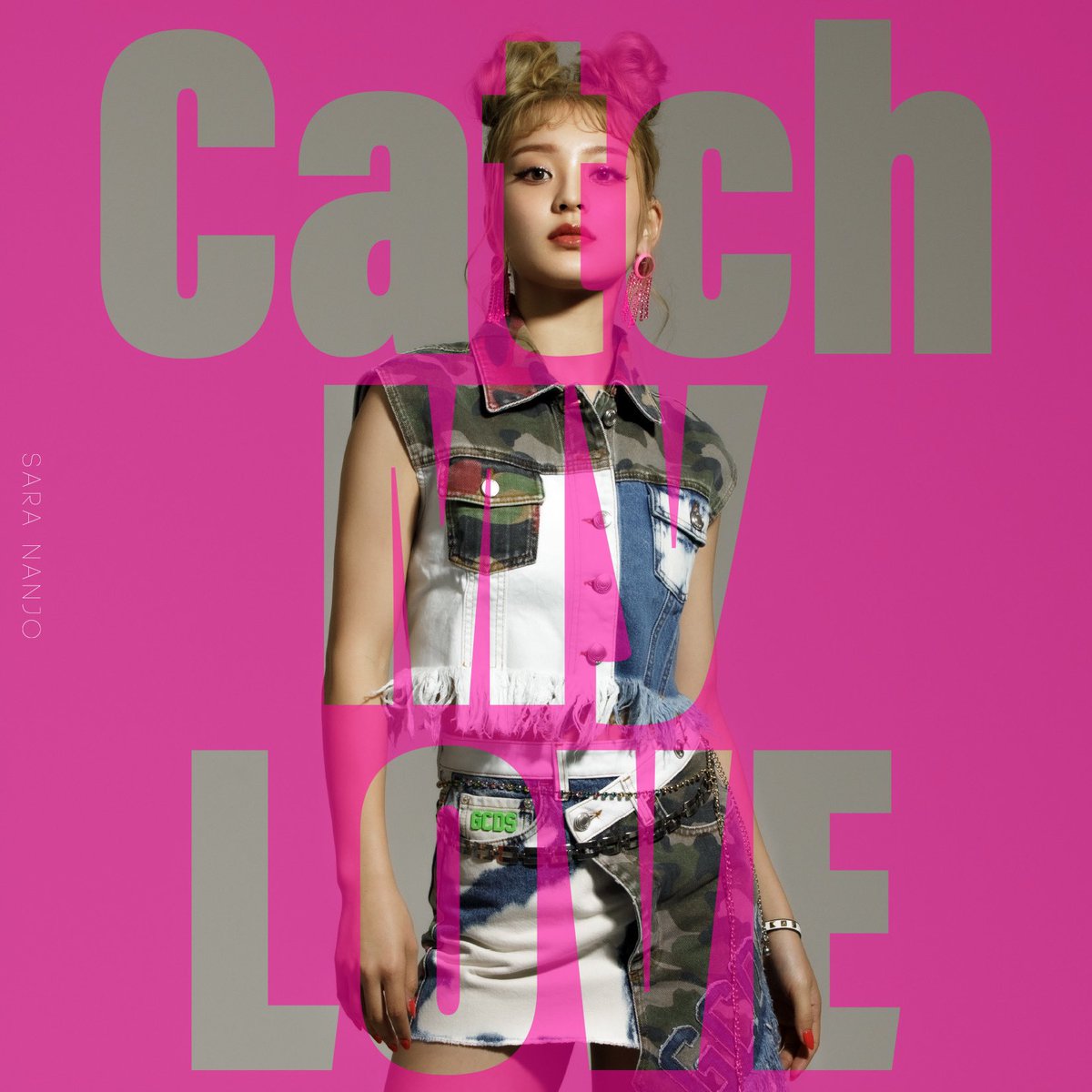 Sara_Nanjo's tweet photo. 本日の19:00にYouTube『SaraChan』にて【Catch My LOVE】のMV撮影のオフショットを今回も強制的に公開します！

このMVの隠れた魅力がギュッと詰まっているので、是非(絶対)みてね💖

まだMVを見てない方は、ついでに宜しくお願いします🥹
#CMLV 
https://t.co/60M7Wr8M5h https://t.co/Ncs9j40iMU