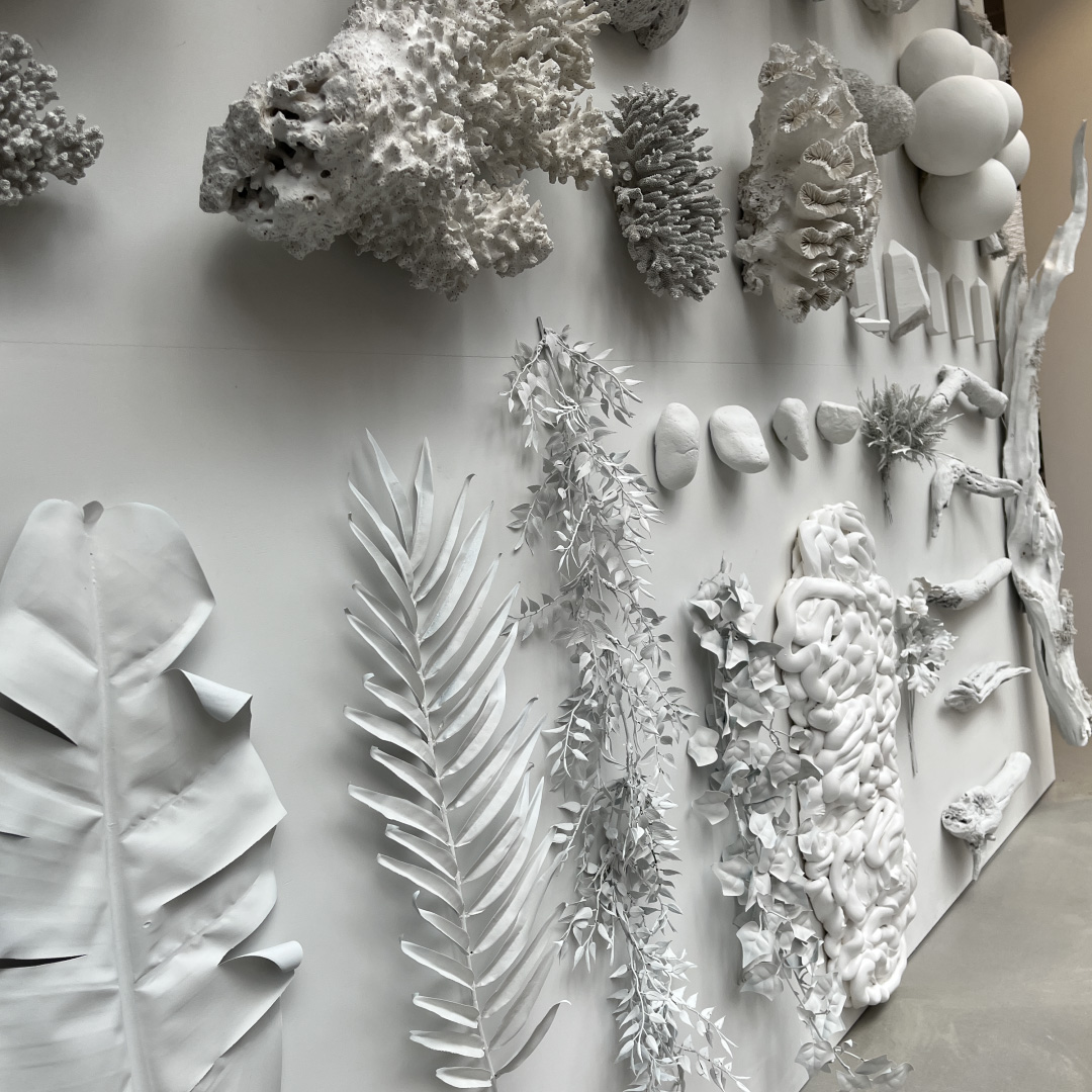 onesal_studio's tweet image. detailed elements such as little ballon spheres, corals, crystal stones, and leaves are turned into white volumetric items, to be exposed in a grid order resembling a scouting kit.

#Onesal #VisualASMR #Asmr #Installation #Design #3dart #3d #Artdirection #Motiongraphics #Art