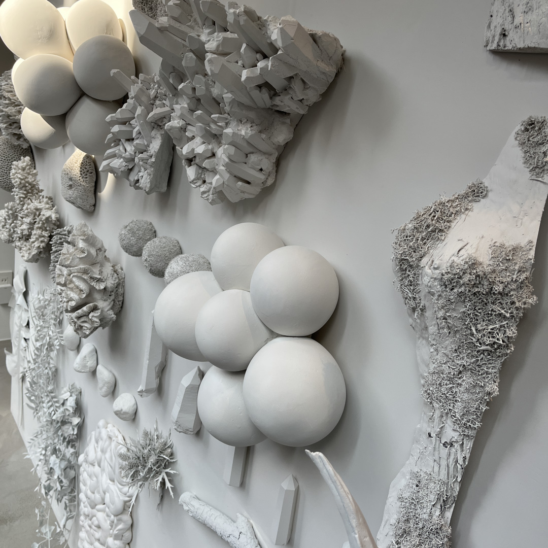 onesal_studio's tweet image. detailed elements such as little ballon spheres, corals, crystal stones, and leaves are turned into white volumetric items, to be exposed in a grid order resembling a scouting kit.

#Onesal #VisualASMR #Asmr #Installation #Design #3dart #3d #Artdirection #Motiongraphics #Art