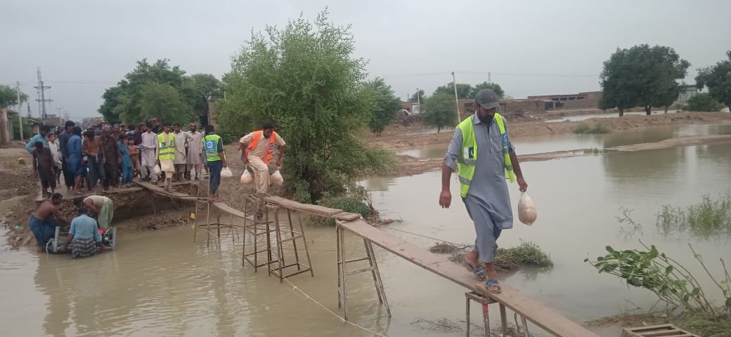 AlkhidmatOrg's tweet photo. It’s a great honor to save a life. You saved many.
 @AlkhidmatOrg and its courageous volunteers are saving valuable lives by rescue operations in flood -hit areas of #RajanPur.
#AlkhidmatFloodRelief #FloodsInPakistan https://t.co/PcKWc58hJl
