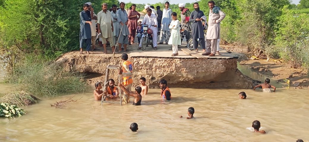 AlkhidmatOrg's tweet photo. It’s a great honor to save a life. You saved many.
 @AlkhidmatOrg and its courageous volunteers are saving valuable lives by rescue operations in flood -hit areas of #RajanPur.
#AlkhidmatFloodRelief #FloodsInPakistan https://t.co/PcKWc58hJl