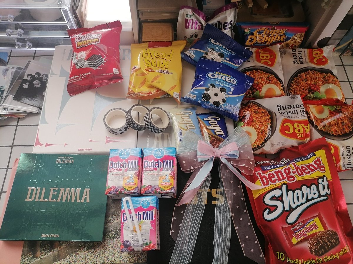 hirailaxxx's tweet photo. 💌 — #keimails
ang lala ng regalo mo ate HAHAHA gulat ako andami 😭 thank u po so much sa gift < 3 andami rin foods huhu. sana nagustuhan mo rin gift ko ate ! konti lang merch non pero sagad sa foods HAHAHAHA. see u ulit next week !! < 3 dami ko nanaman kakainin pag manonood. https://t.co/Ayv4bWmVmo