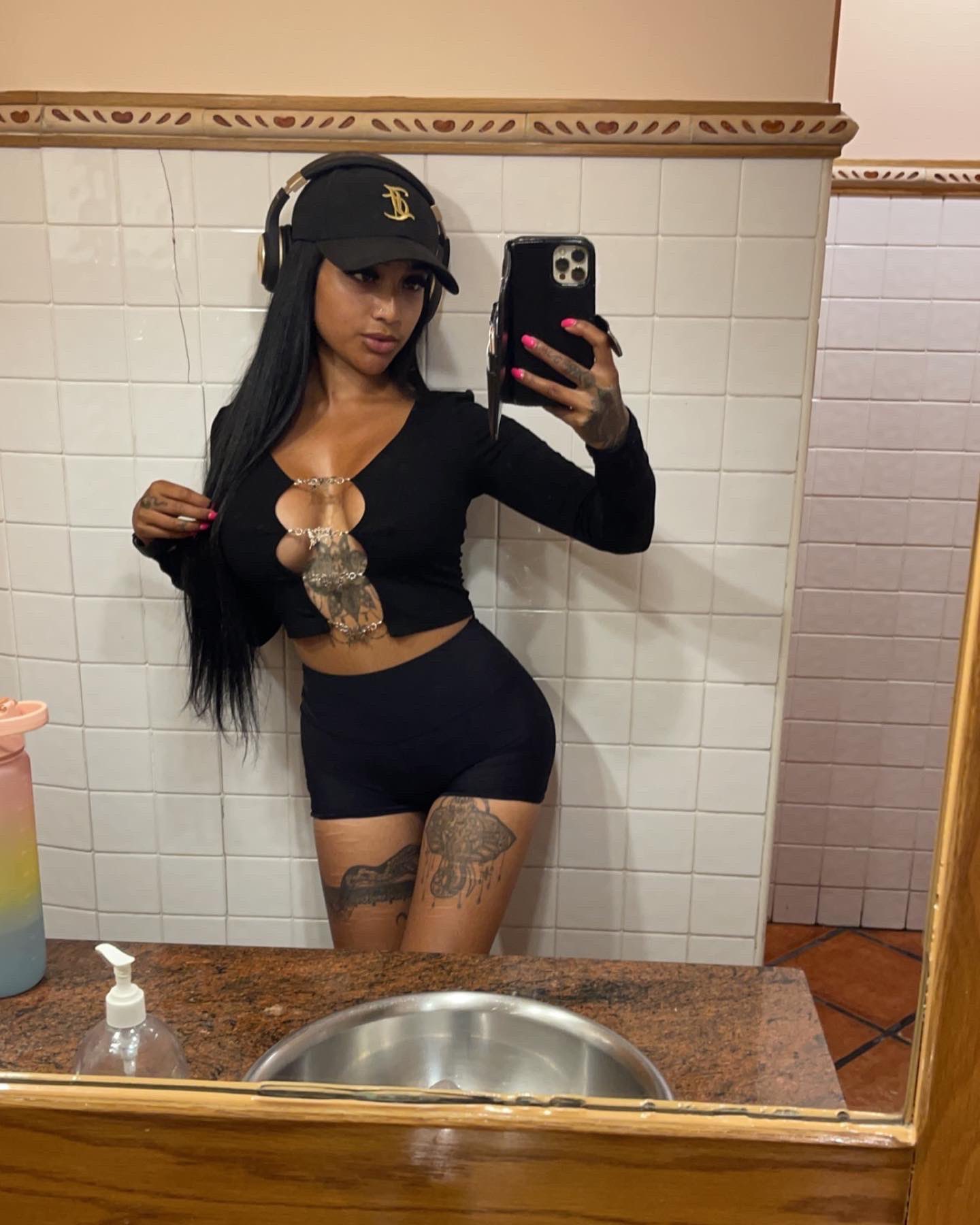Yasmina Khan 💕 on Twitter "toilet selfies 💩 https //t.co/YgKq9G8K1r