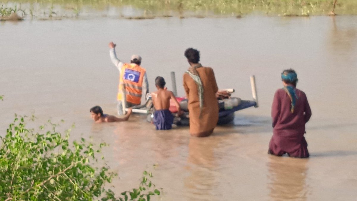 AlkhidmatOrg's tweet photo. It’s a great honor to save a life. You saved many.
 @AlkhidmatOrg and its courageous volunteers are saving valuable lives by rescue operations in flood -hit areas of #RajanPur.
#AlkhidmatFloodRelief #FloodsInPakistan https://t.co/PcKWc58hJl