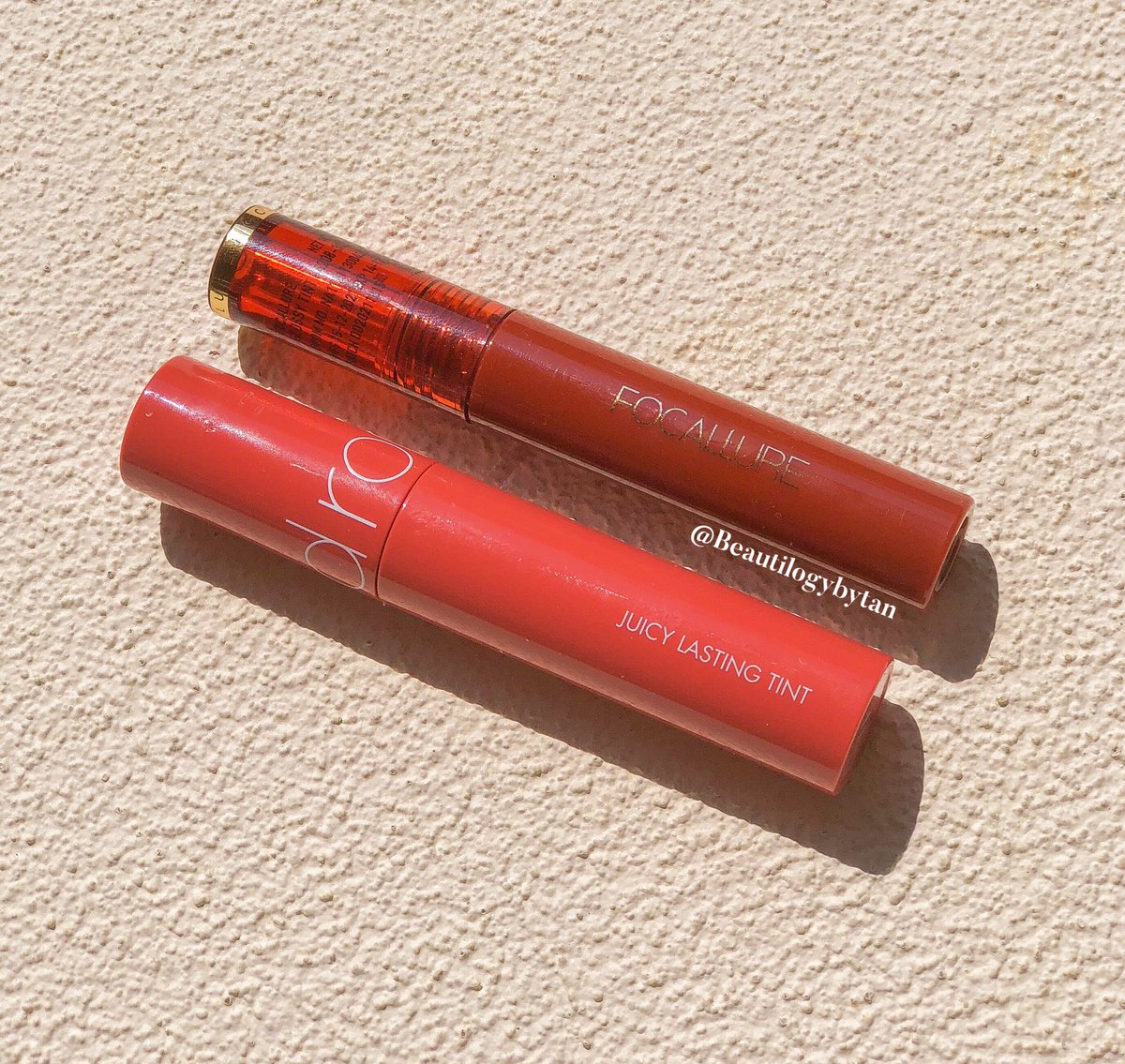 beautilogybytan's tweet photo. Liptint yang sempet heboh kalo keduanya adalah dupe dan mirip bgt. 

Tapi emang beneran mirip? Worth to try ga?

— Romand Juicy Lasting Tint VS Focallure Jelly Dewy Liptint Battle Review ♡ #BattleInTan #ReviewInTan https://t.co/vjuUX5zbGS