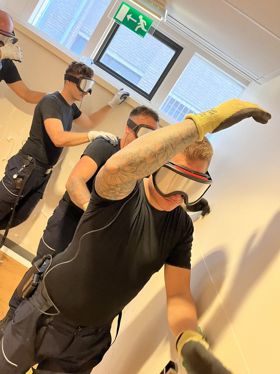 Lucasvlaar1981's tweet photo. Blindloop oefening (voortbewegen/communicatie) met behulp van MISTY | ELECTRONISCHE BLINDMASKERS. Dit is echt een aanrader, vooral met het warme weer. 😉 #VRH #OEFENEN #TRAINEN #MISTY #LAAK #BPLOEG #BRANDWEER https://t.co/mEXhHjpbQ0