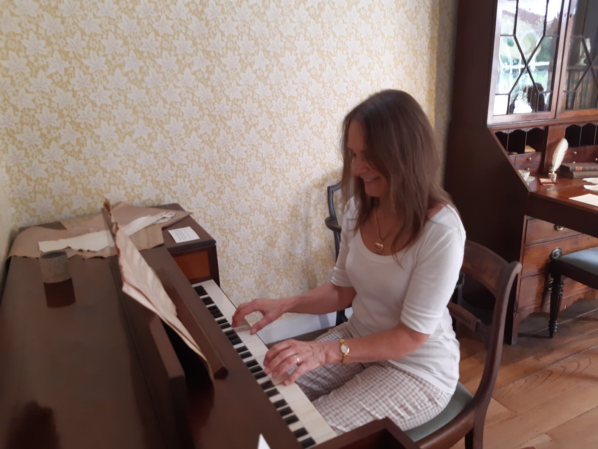 SusanHomewood1's tweet photo. Jane Austen's House at Chawton offers so many delights! One being the 1813 Clementi square piano. Slightly later than hers would have been, but a lovely specimen. π @JaneAustenHouse #classicalmusic #earlykeyboards https://t.co/NouhiB1b5f