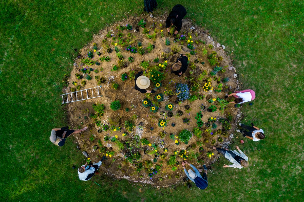 This hill was built by the hands of ordinary people to serve as a reminder that each and every effort to support Ukraine in war is valuable. Watch: bit.ly/3PFlzTq 
#SlavaUkraini #SupportUkraine #StandWithUkraine #Ukraine️ #Art <a href="/MeilutyteRuta/">Rūta Meilutytė</a> <a href="/neringark/">neringarekasiute</a> <a href="/Aurelija_Urbon/">Aurelija</a>