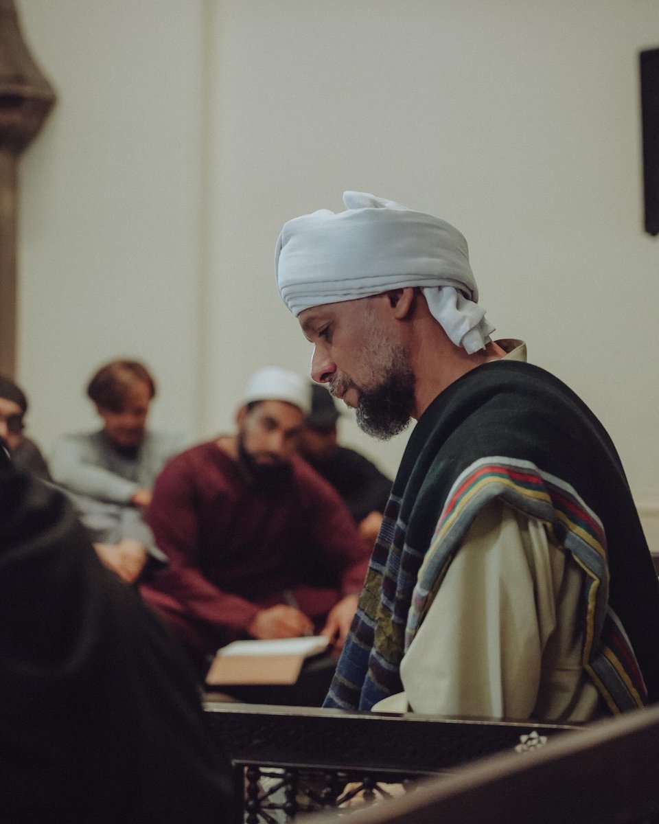 Mustafa_mount's tweet photo. First class of the Trodden Path this morning after fajr. 

Commentary on Habib Umar’s Aḍ-Ḍiyā’u’l-Lāmi‘
by al-Ḥabīb Kāẓim as-Saqqāf. 

#troddenpath #greensvilletrust #habibkazim #habibumar #mawlid #prophetmuhammadﷺ #seerah #mustafamount https://t.co/lMuFAAZYJL