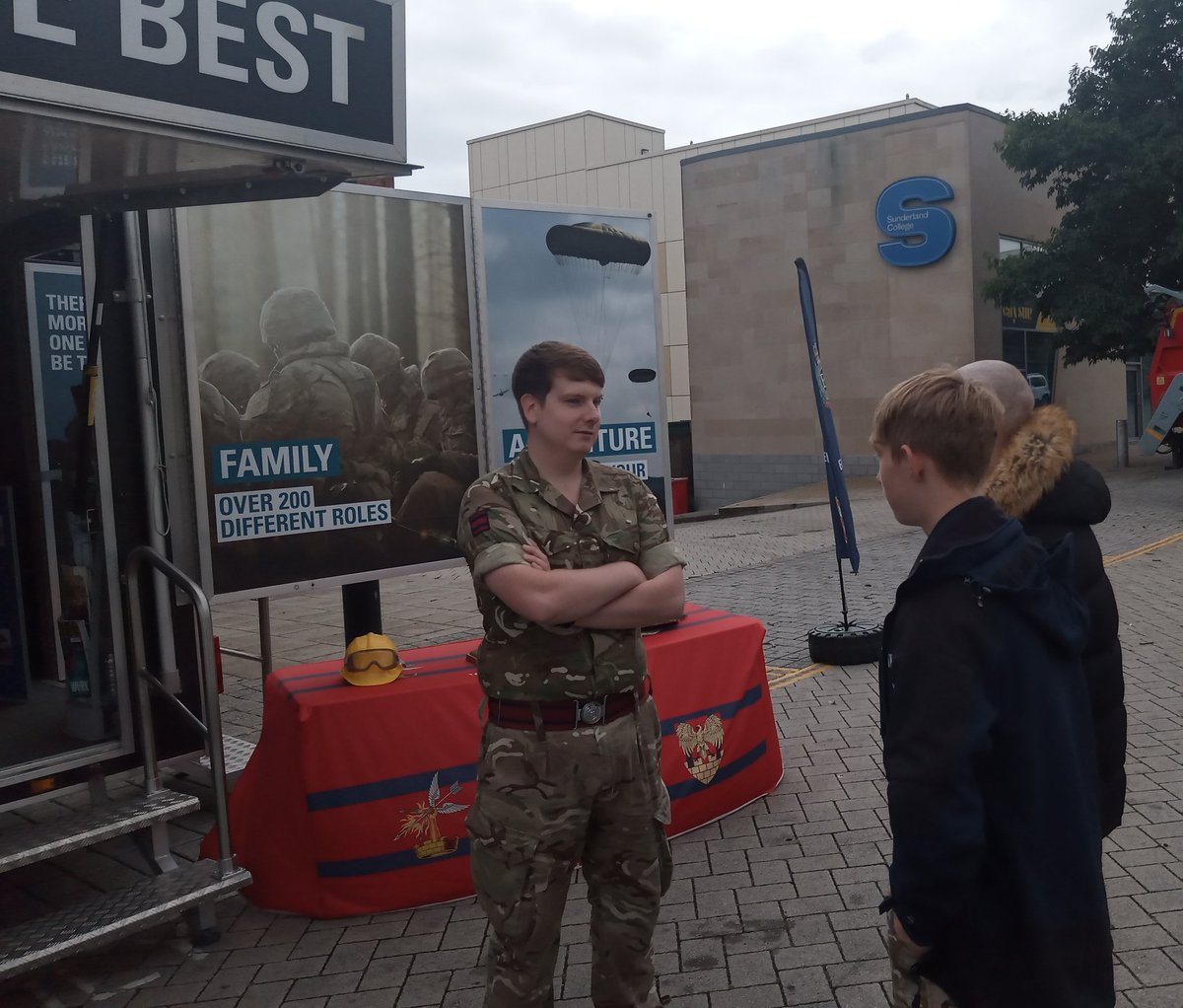 103 Field Squadron Royal Engineers recruiting team are in Park Lane Sunderland come along and see us for information on #ArmyReserves #armyjobs #Sunderland @71_Engr_Regt