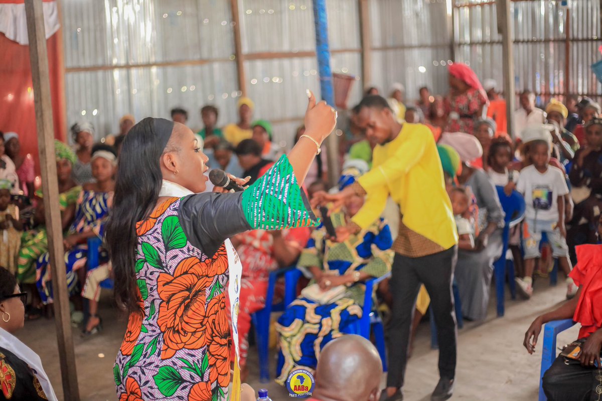 Me_Tshilanda's tweet photo. En ma qualité de secrétaire général adjointe de l’Alliance Africaine des Bâtisseurs @AABa_PP, nous avons effectué une descente auprès des femmes de Bibwa. L’ objectif de cette rencontre portait sur l’autonomisation mais aussi,la participation active des femmes en politique.#RDC https://t.co/z06MQxvU8n