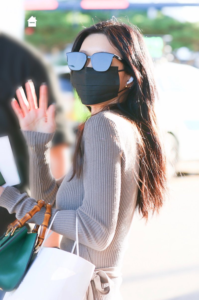 1997dawonhouse's tweet photo. 220823 인천공항 입국 🛬
#WJSN #DAWON 👸🏼
#우주소녀 #다원 #우주소녀다 https://t.co/eHREzTaOV9