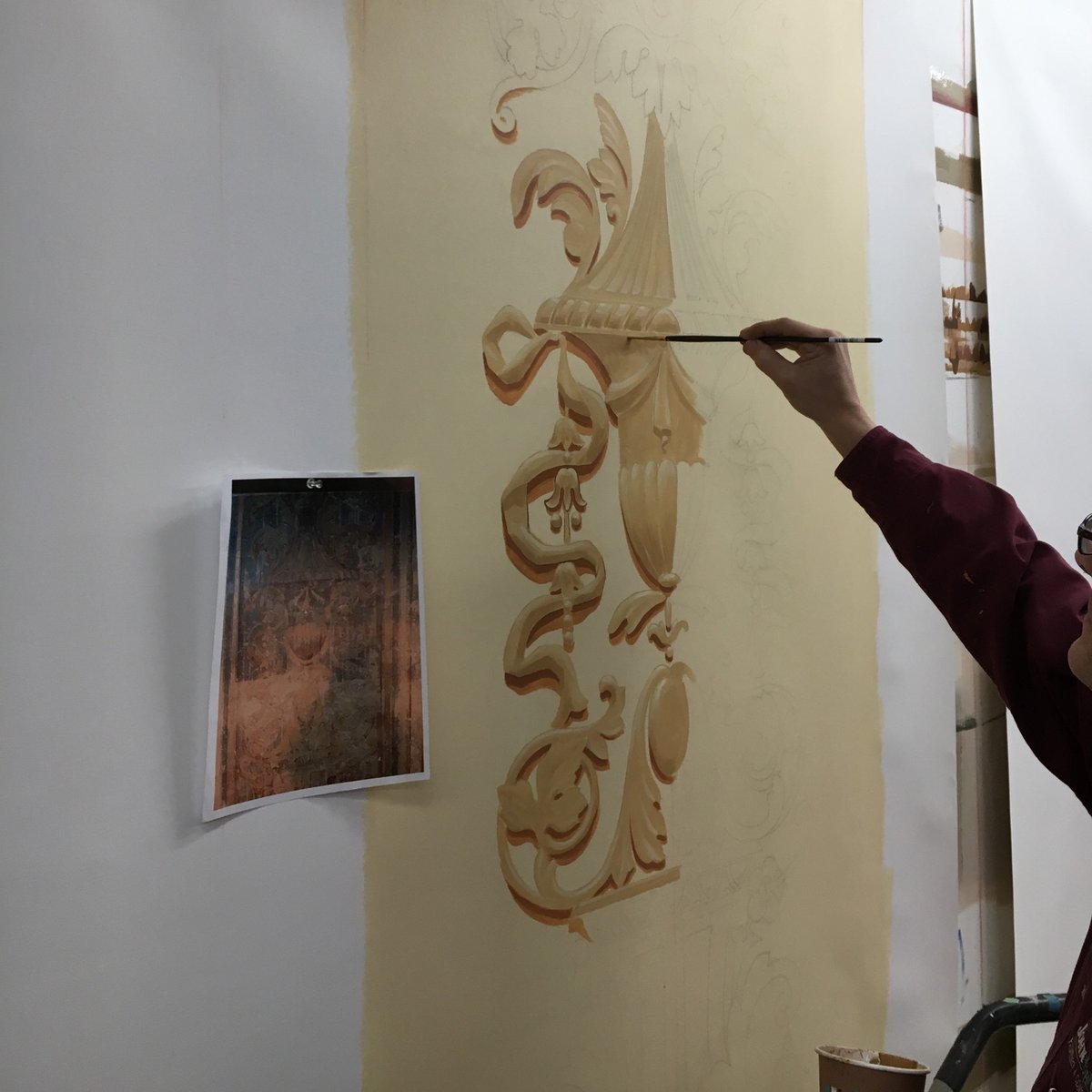CLA_1976_'s tweet photo. Trompe l'oeil, to trick the eye (in a game of light and shadow). Trompe l'oeil exercise in the studio.
#DecorativeArts #TradtitionalMethods #ProfessionalServices #PerfectingPreservation #History #Tradition #Art #Architecture #Restoration #Conservation #TrompeLoeil https://t.co/GIrSRgRUL6