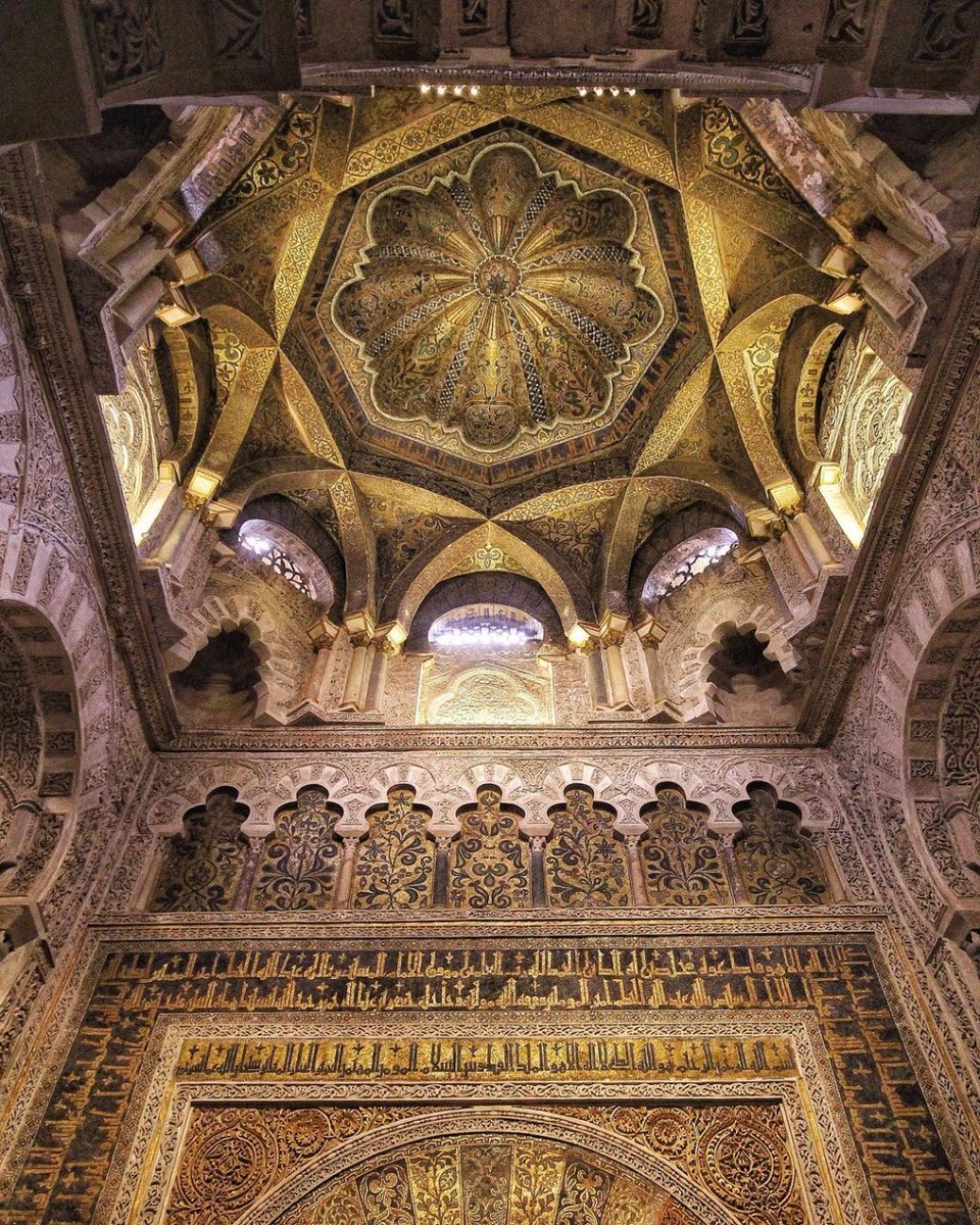 📍 Mihrab de la Mezquita de Córdoba

Muchas gracias @migueliztega por la imagen

Atrévete a redescubrir España <a href="/tierra_del_sur/">KAGS</a> 👈🏽

 #cordoba #andalucia #islamicartwork