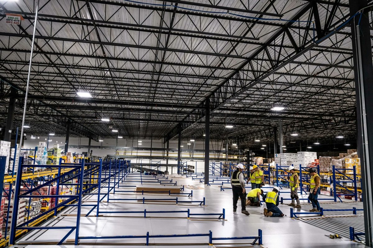ezerectors's tweet photo. We're helping distribution centers scale to new heights! Learn more about this recent pallet flow racking installation: https://t.co/3PPd1QPJ51 

#distributioncenter #materialhandling #warehouse #palletracking #palletflow #rackinstallers https://t.co/wl9XTmUccz