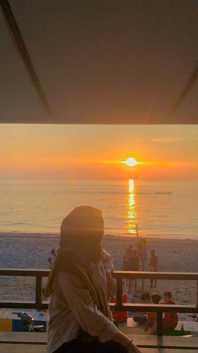 j_yoursonly's tweet photo. Chasing sunset is way better than chasing people https://t.co/rI6XqYbTYf
