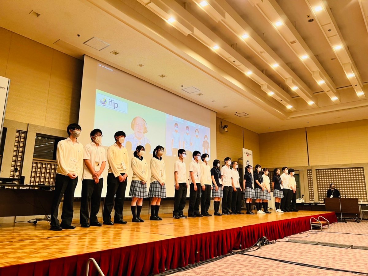 最終日の #ClosingSession にてスタッフとして活躍した生徒たち全員、壇上にて挨拶する場を設けてくださいました✨堂々と英語で発表👏😊

#wcce2022 #国際会議場 #高校生ボランティア #通信制高校 #クラーク国際広島