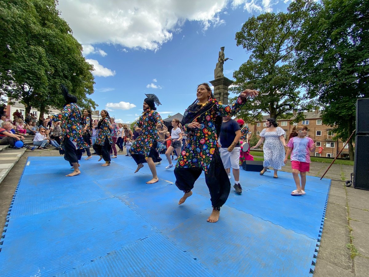 Almost 15,000 people visited #Prescot this weekend for the #SeriousNonsenseFestival. 

From book readings and Bhangra dancing to giant chickens and a 50ft whale there was something for everyone to enjoy!

Read more here about this weekend of adventures! orlo.uk/nonsense_tcCgk