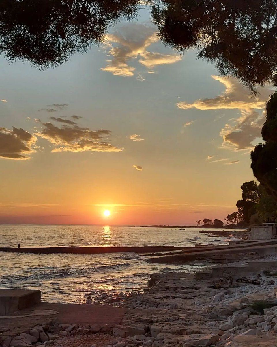 onlykspirit's tweet photo. Credit
@eurotravelwendy
Umag, Croatia
eurotravelwendy Every sunset brings a new day,
new beginning, new challenges, new life... Enjoy
life. 👈
😍
#ig_croatia #croatiafulloflife
#croatiafullofmagic #sunsetlovers
#adriaticsea
#naturelovers
#sunset_view https://t.co/aMp6nyA0cG
