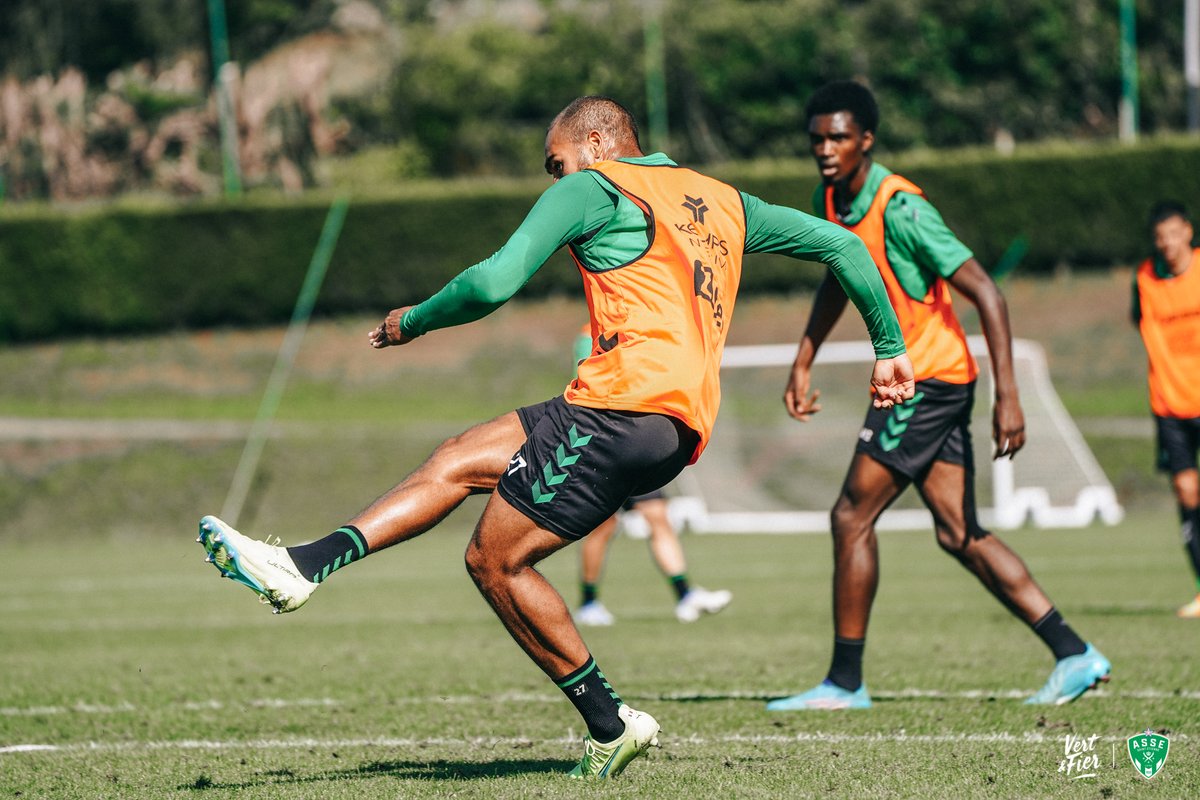 actusainte's tweet photo. Entrainement pour nos verts en préparation du match contre #VACF !

Le premier pour la nouvelle recrut Matthieu #Dreyer 🔛

#ASSE https://t.co/BjqSMnx28j