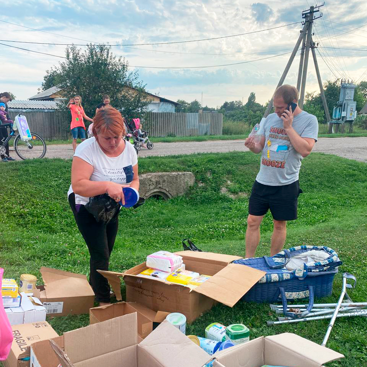 KHLIB_help's tweet photo. #Volunteers #KHLIB has delivered #humanitarian aid for IDPs with children to Snizhki village in #Kharkiv oblast`.
✅We have prepared them: baby stollers, food and hygiene.

🙏Donate help!
VISA/MC: https://t.co/0vTrIqRKAO
Crypto: https://t.co/UAuVgStWf5

#StandWithUkraine #Ukraine https://t.co/oEigWPoeUy