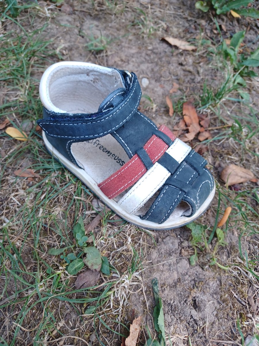 #strasbourg perdu hier soir la chaussure gauche taille 20 de notre fils vers la cathedrale. L'avez-vous aperçu ?
#Lost #commeUneBouteilleALaMer