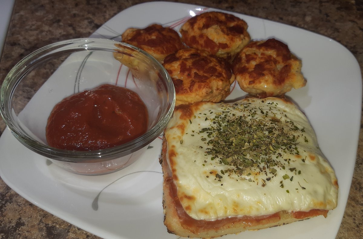 KowaiGaijin's tweet photo. Decided to take a request from patron
@MeyeriLime and change up my pizza muffin recipe.
This time we're coating them with sauce on top (but still also for dipping) and it's definitely an improvement that's downright #deliciousmiling https://t.co/8wTTFFht9e