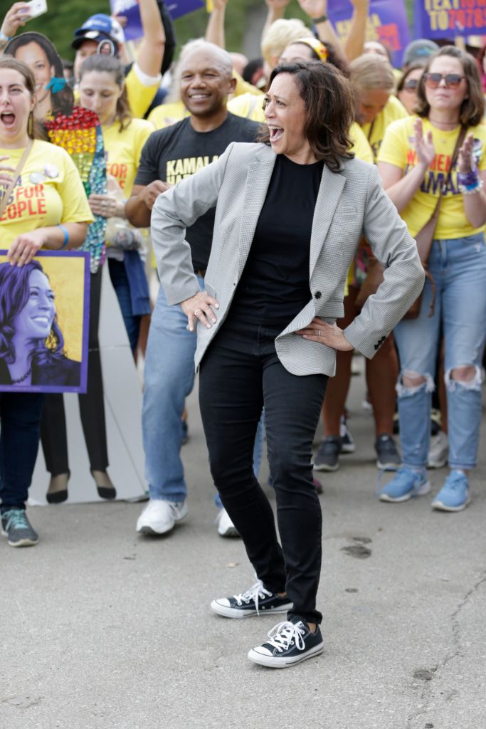 LFAnzolaC's tweet photo. La Vicepresidenta de Estados Unidos, Kamala Harris, en tenis y bailando ¡Santo Dios! ¿Que pensará Santiago Ángel? 😳
#SpamDeTenis https://t.co/7FddUbOMNv
