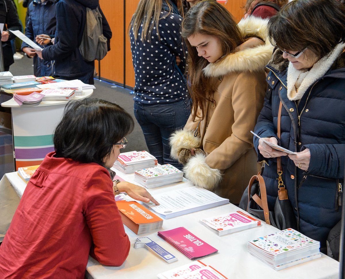 younghackney's tweet image. Did you receive your exam results last week, or are receiving them tomorrow?

Come to our Summer Careers Festival at Forest Road Youth Hub from 12pm tomorrow (25 Aug) and get some FREE expert advice and guidance! 

Parents/carers welcome!

Find out more: younghackney.org/event/summer-c…