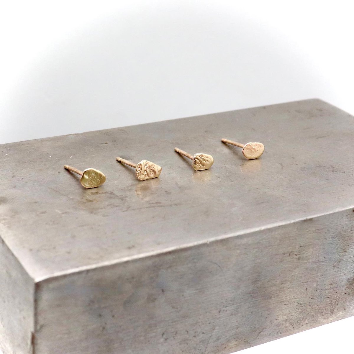 I dabble in 14 kt solid gold.  Each freeform earring stud is unique. Sending these out to Ottawa. orangeavocado.ca/collections/so…