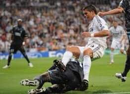 RayanBenyahia1's tweet photo. Les gars faut le comprendre il hésite un peu... (je précise que c'est les deux seules blessures de sa carrière) #RonaldOM #RonaldoOM https://t.co/9t21i1nPxu