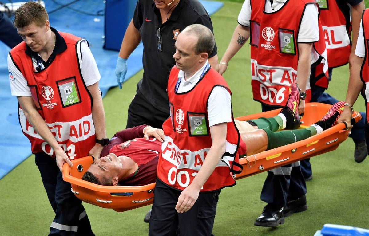 RayanBenyahia1's tweet photo. Les gars faut le comprendre il hésite un peu... (je précise que c'est les deux seules blessures de sa carrière) #RonaldOM #RonaldoOM https://t.co/9t21i1nPxu