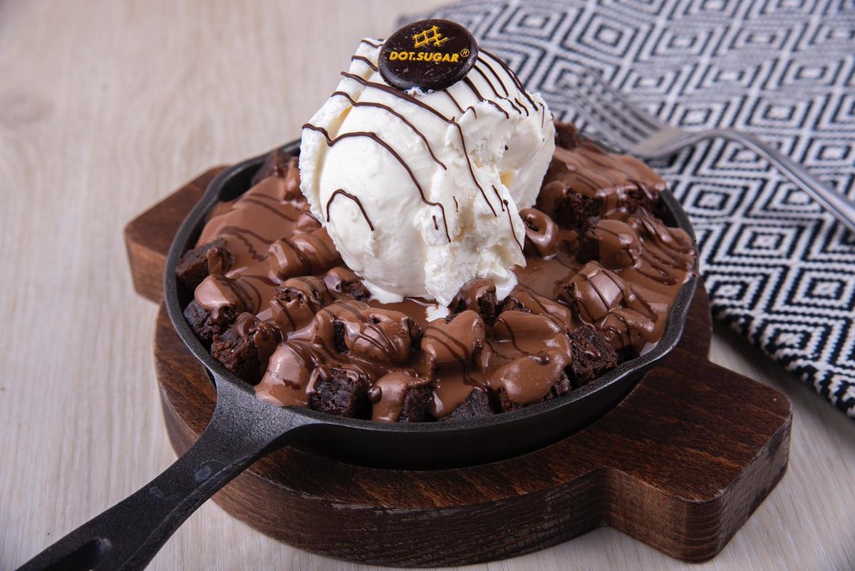 ProgressRidgeTS's tweet photo. Chocolate galore! 😍 Try DotSugarpdx's baked pans that are mixed with different types of chocolates. https://t.co/5ewSzTiujy