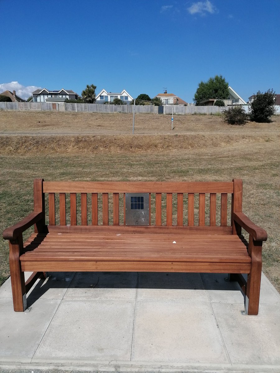 emmalumleySN's tweet photo. Visited the mindfulness bench today in Shoeburyness. What a great idea! Thank you  @TrustLinksLtd https://t.co/fvoN4FTfM3