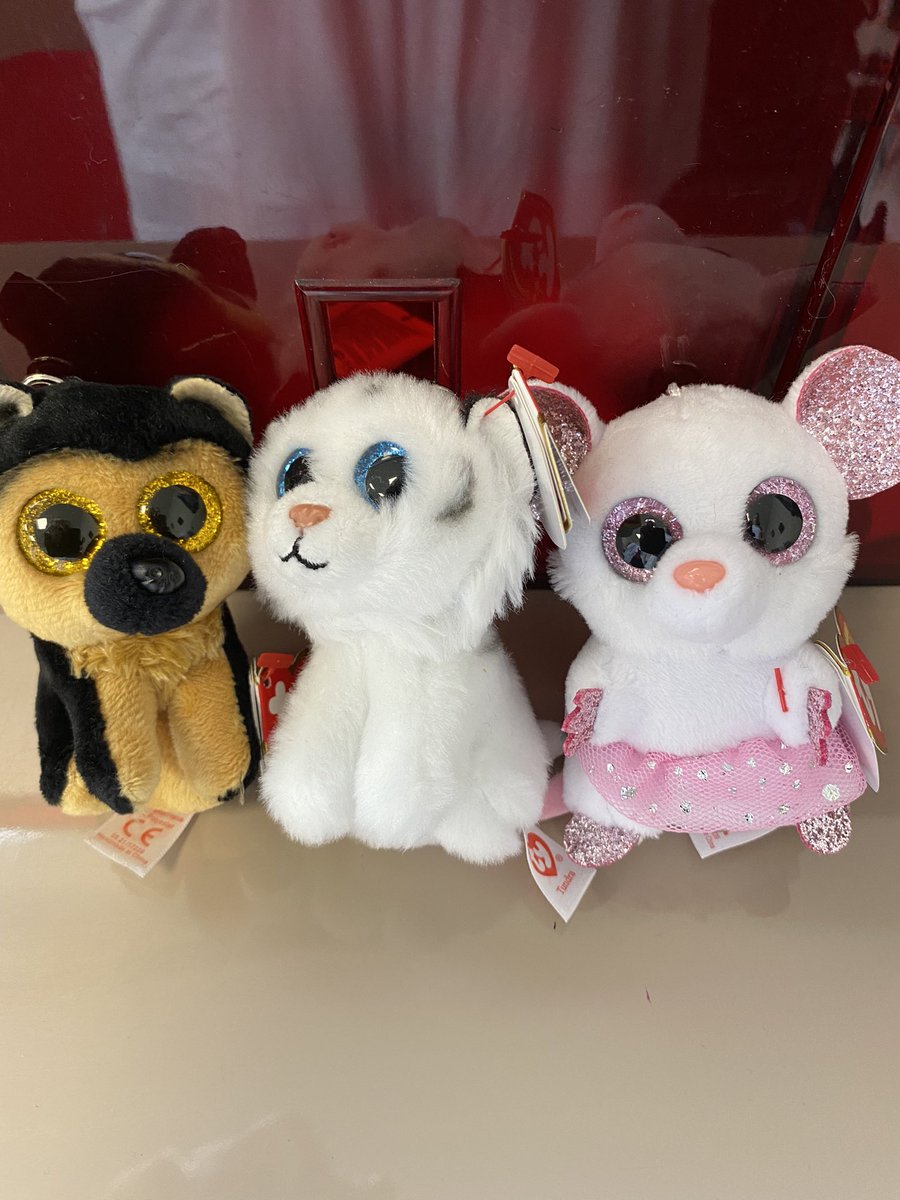 BEATRIBU35's tweet photo. Cadeaux de rentrée pour mes 3 loulous… quoi? MAIS Quouaaa? 
Oui ils rentrent en Première, à l’école Centrale et en 4e année de dentaire… et alors ? KESTUVAFER ? #babyforever #lovemum #mamerefaitdescadocon https://t.co/3CN9u3qSLr