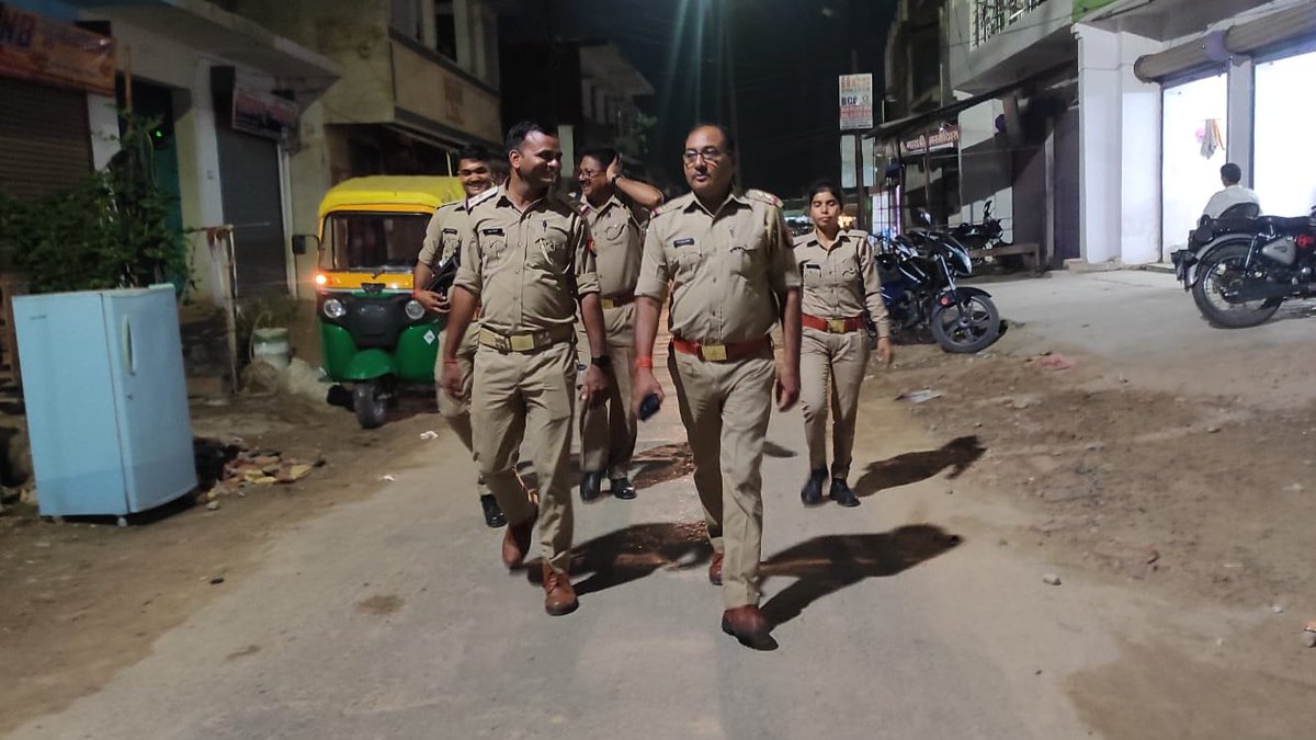 pratapgarhpol's tweet photo. SP, PBH @satpal_IPS के निर्देशन में कानून-व्यवस्था के दृष्टिगत थाना  मानिकपुर पुलिस द्वारा थाना क्षेत्र में पैदल गश्त कर संदिग्ध व्यक्तियों/वाहनों की चेकिंग कर आमजनमानस को सुरक्षा का एहसास कराया जा रहा है । https://t.co/5fIDWnip8x