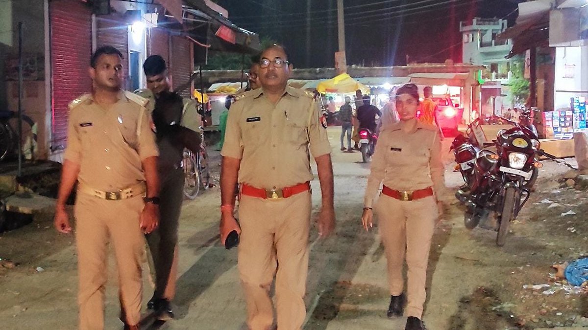 SP, PBH <a href="/satpal_IPS/">Satpal Antil IPS</a> के निर्देशन में कानून-व्यवस्था के दृष्टिगत थाना  मानिकपुर पुलिस द्वारा थाना क्षेत्र में पैदल गश्त कर संदिग्ध व्यक्तियों/वाहनों की चेकिंग कर आमजनमानस को सुरक्षा का एहसास कराया जा रहा है ।
