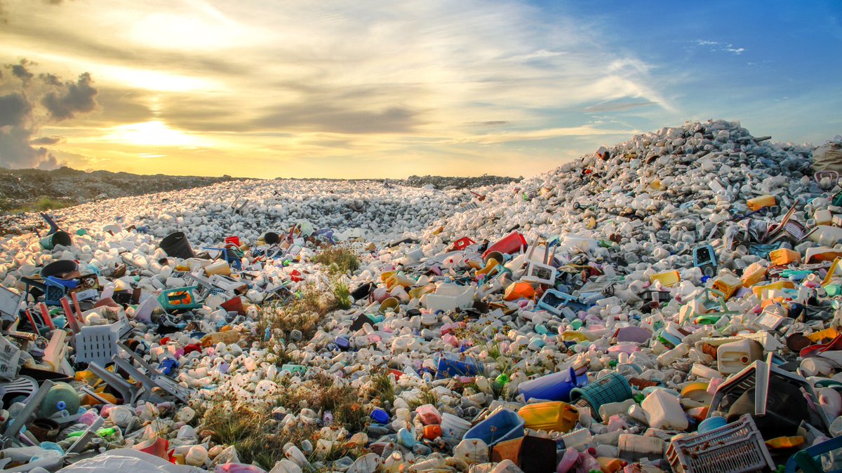 Le plastique a envahit notre quotidien. 
📈Chaque année, notre production mondiale de plastique dépasse le poids de l'humanité ! Vous êtes prêts pour un voyage express dans le monde de la #pollutionplastique et de ses impacts ? 1/6 ⬇️